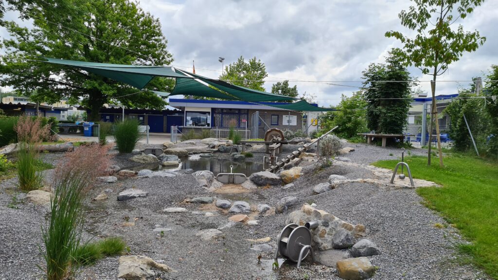 Familienvelotour Sempachersee Kanton Luzern: Attraktiver Wasserspielplatz beim Strandbad Sempach