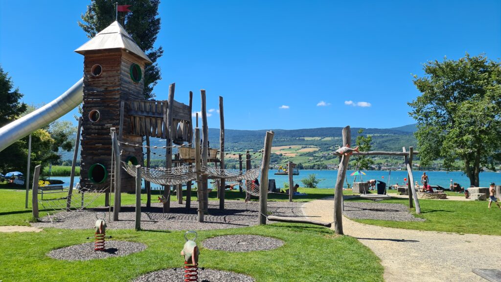 Familienvelotour im Seeland: Spielplatz mit Feuerstelle beim Seebad von Erlach 