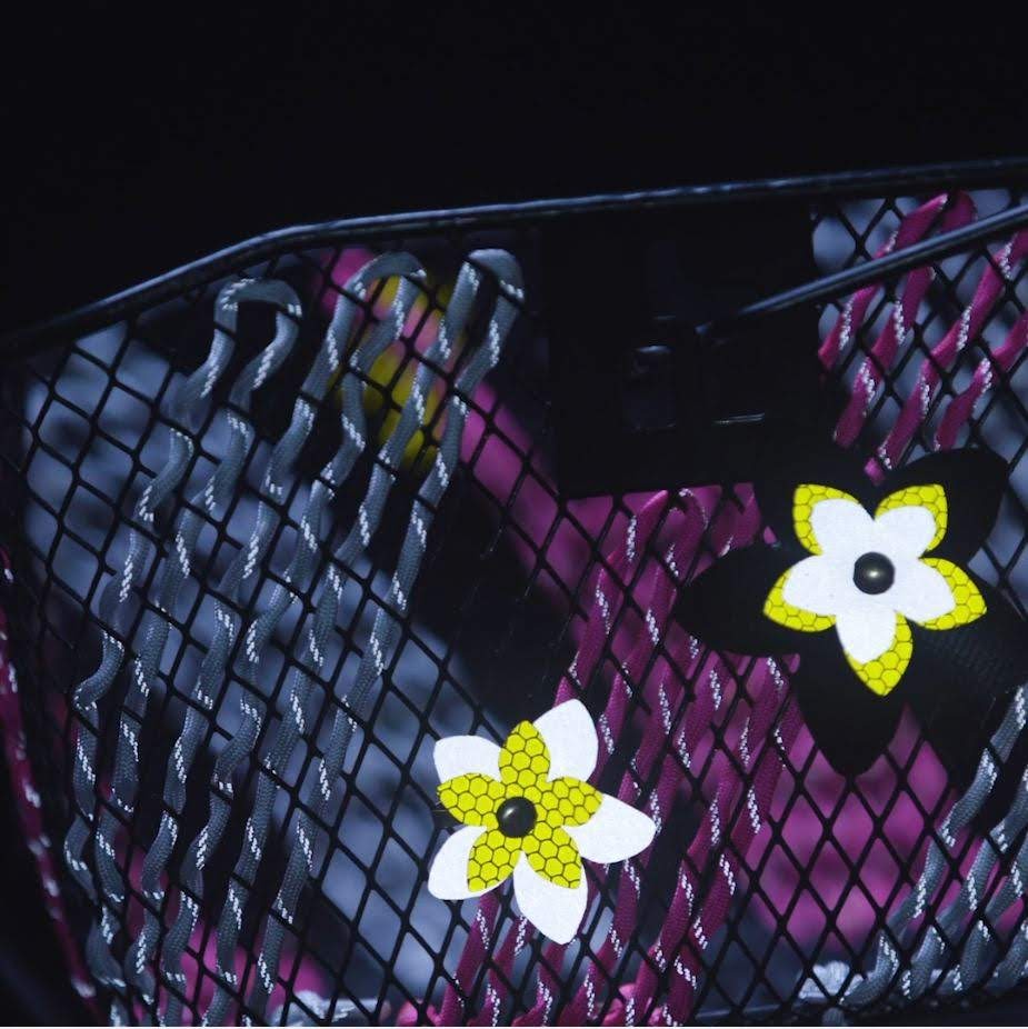 DIY-Anleitung für mehr Sicherheit auf dem Schulweg: Velo verziert mit reflektierenden Blumen und eingeflochtenem Paracord