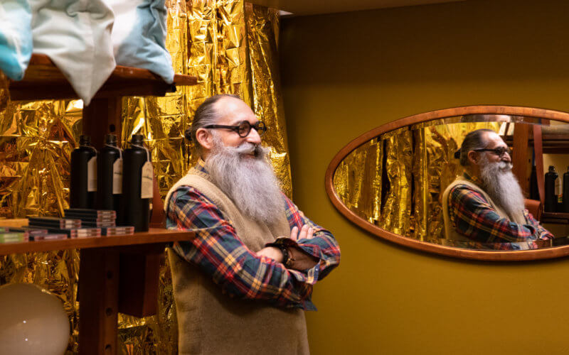 Gerold Brenner steht vor einem goldenen Vorhang im Schaufensterklub