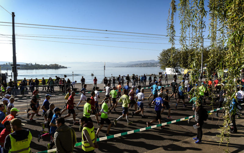 bunte Züricher Marathonläufer Zürisee Baum Zuschauer
