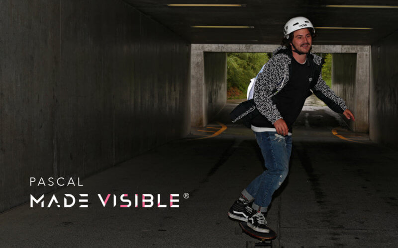 Pascal MADE VISIBLE In giro sullo skateboard all’insegna della visibilità
